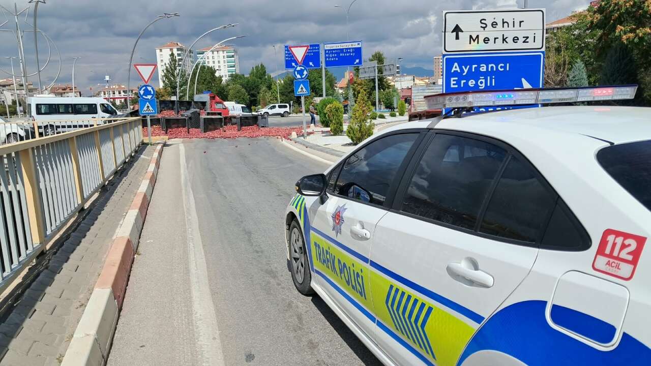 Halat koptu, ortalık karıştı! Tonlarca elma trafiği durdurdu 5